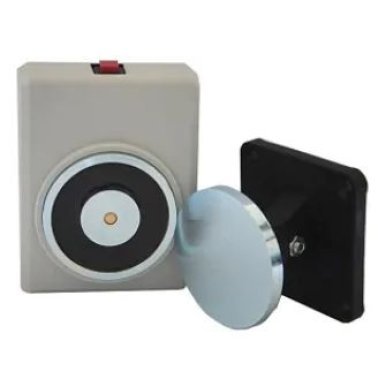 Fermo elettromagnetico dotato di piastra di ancora